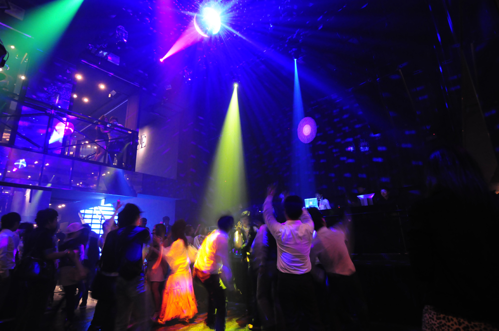 今ディスコが盛り上がりを見せている！ 40代50代が踊る大人のダンス市場 Dews (デュース)