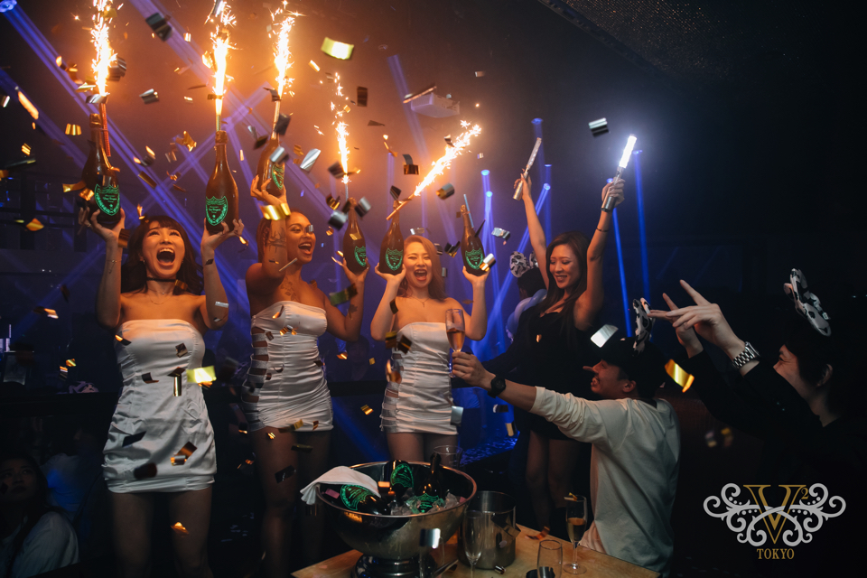 V2 TOKYOで騒ぐ女性