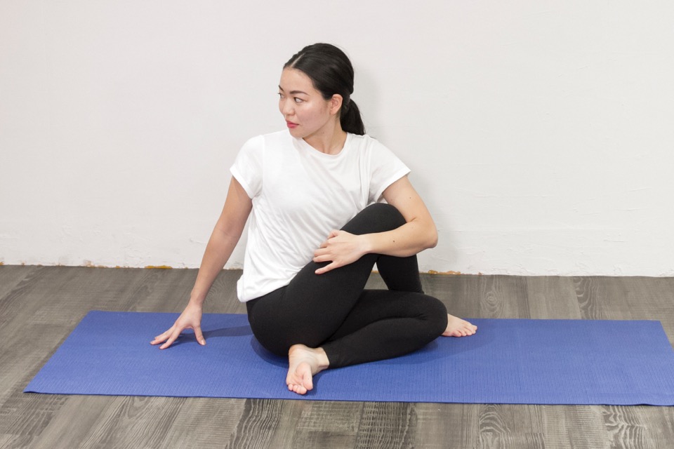 半魚王のポーズ