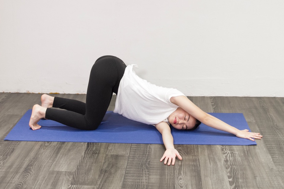 猫のねじりのポーズ