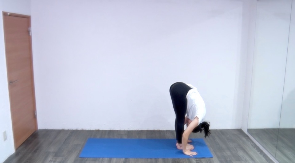 カラダを前に倒し、前屈