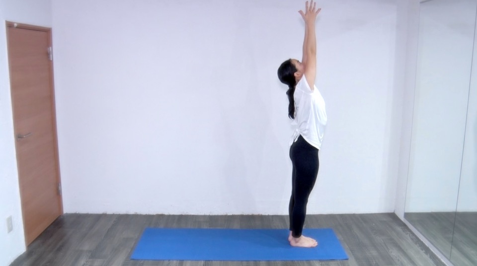 太陽を仰ぐポーズ