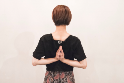 背中で合掌ストレッチ